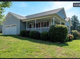 3720 Serenity Dr, Hickory, NC 28602