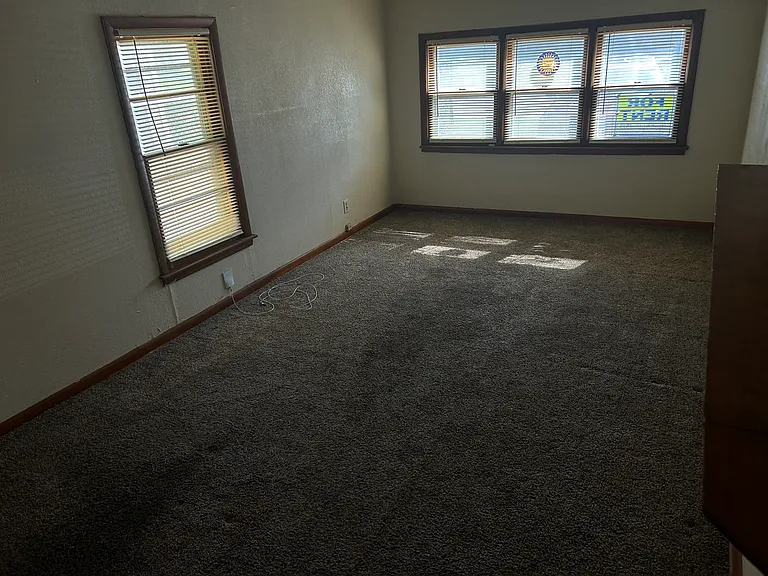2431 N Poplar Ave — Photo 6