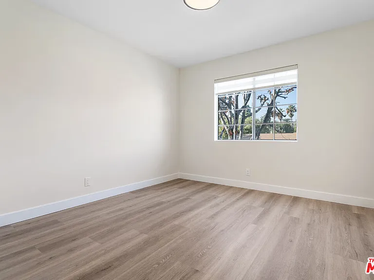 535 W 4th St #110 — Photo 63