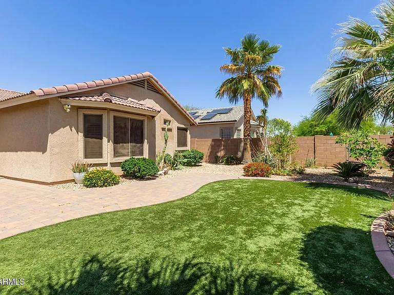16523 W Saguaro Ln — Photo 2