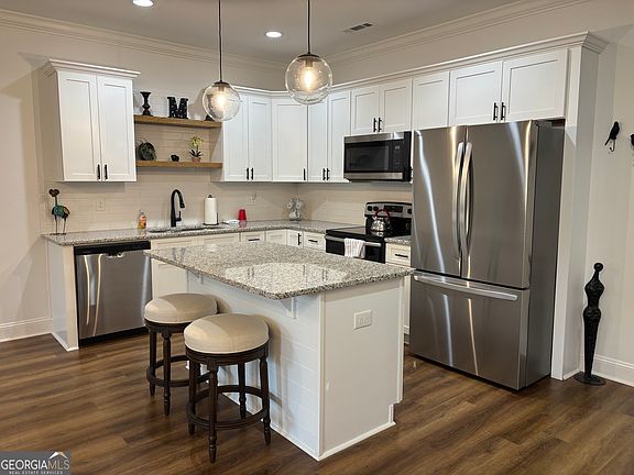 4th image of 633 E 3rd St