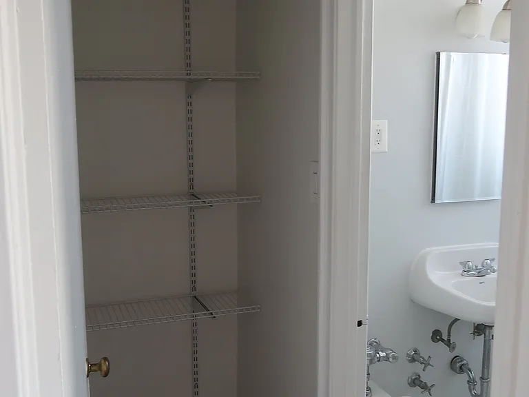 534 W Startford Pl — Photo 8