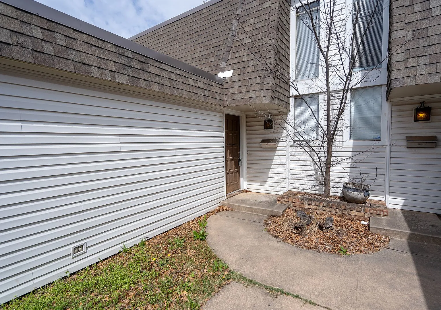 Spacious Backyard, 2 Car Garage, Close to NW Expressway! — Photo 2