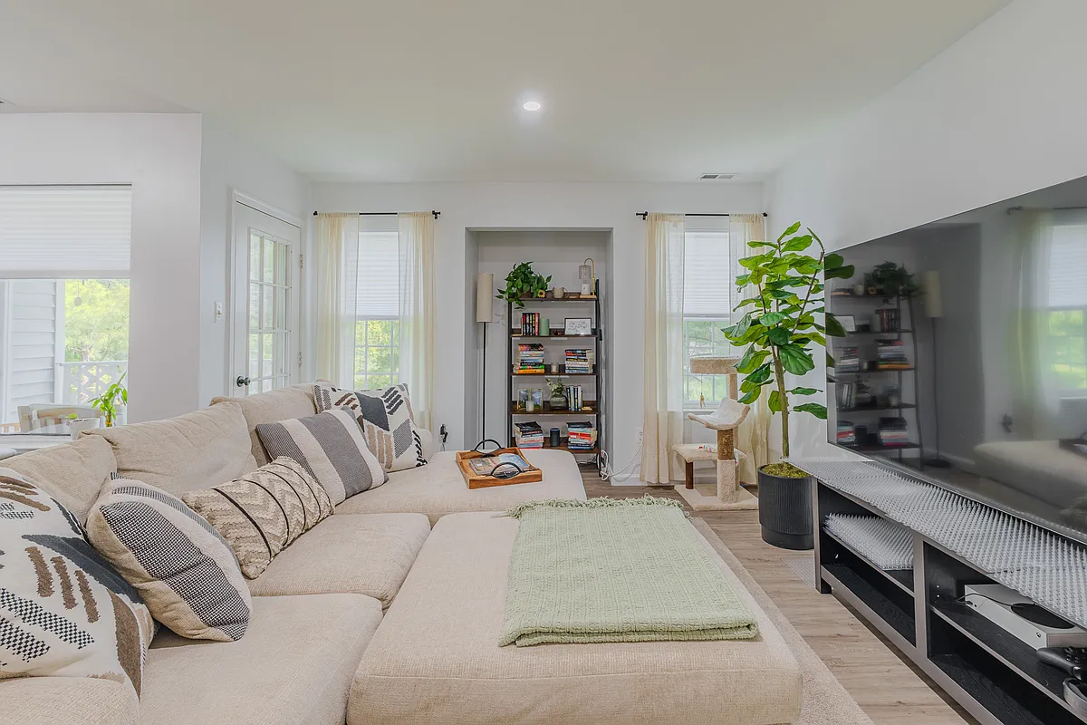 Building Photo - 404 Diamond Dr #404