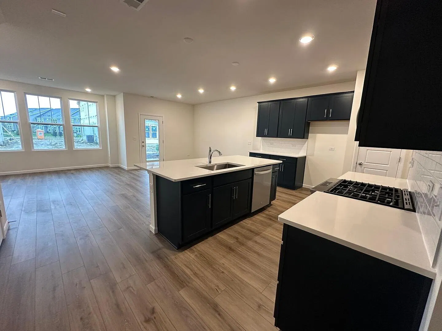 3 bed, 2.5 bath, 1883 sqft, $3,200 — Photo 3