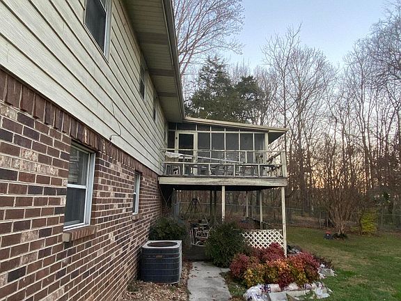 3rd image of 3823 Woodcrest Cir NW