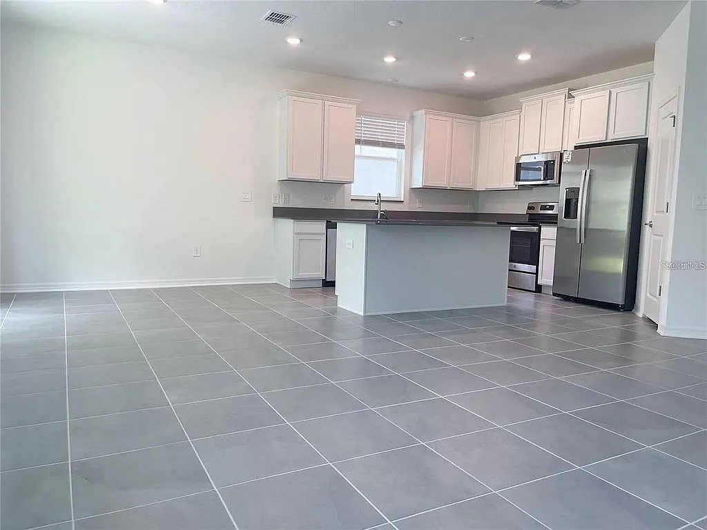 4 bed, 2.0 bath, 1843 sqft, $2,600 — Photo 2