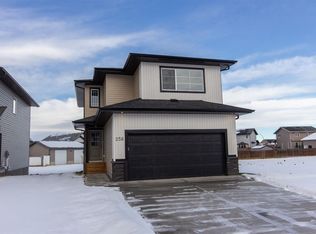 256 S Augustus Way, Penhold, AB T0M1R0