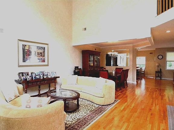 5th image of 28 Tiffany Way