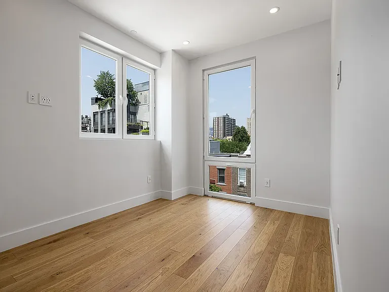 268 E 7th St #Penthouse 6 — Photo 11