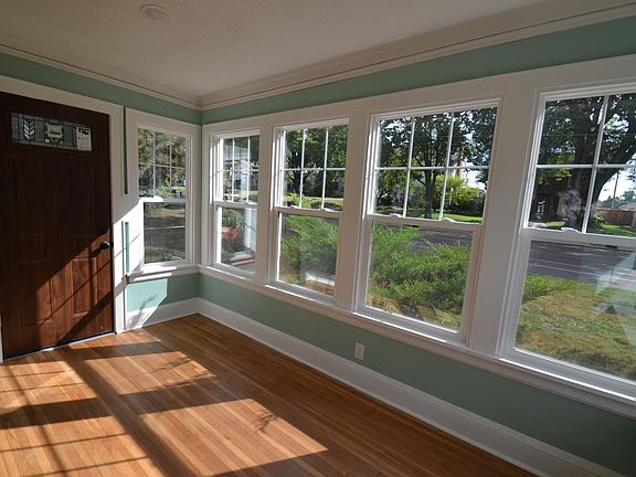 3rd image of 583 Fairview Ave S