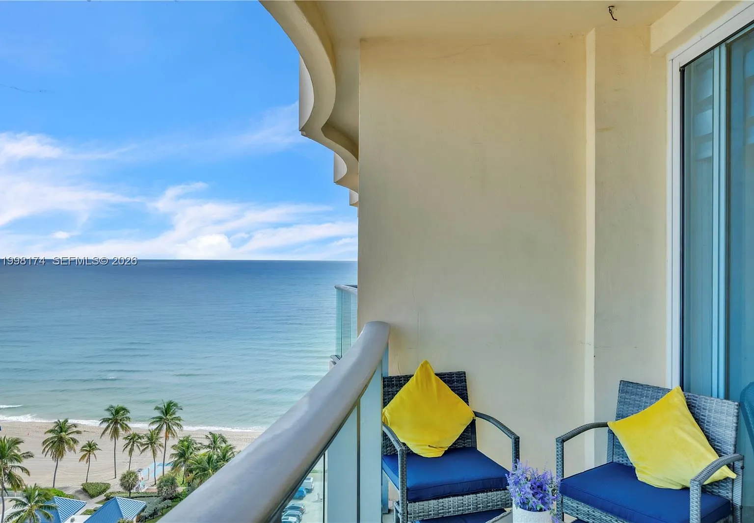Wave Condo — Photo 1