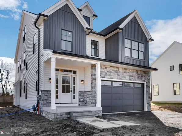 2 Blackhorse Woods Ln, Plymouth Meeting, PA 19462