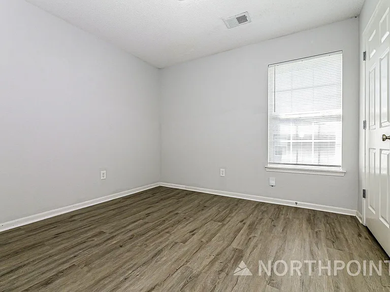305 NW Woodbury Dr — Photo 10