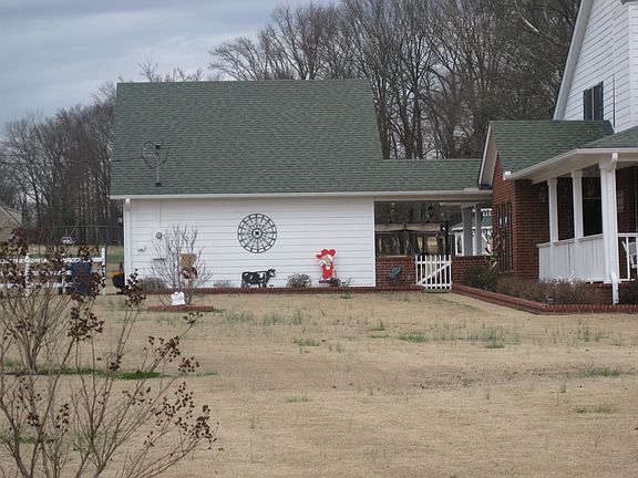 detached gar. w/breezeway