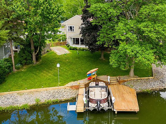 3rd image of 3992 Bel Harbor Dr