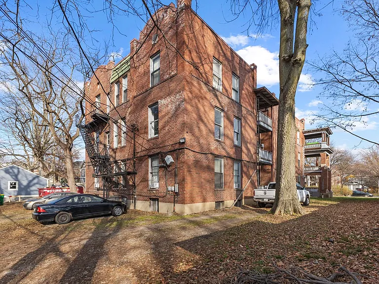 Essex Apartments — Photo 23