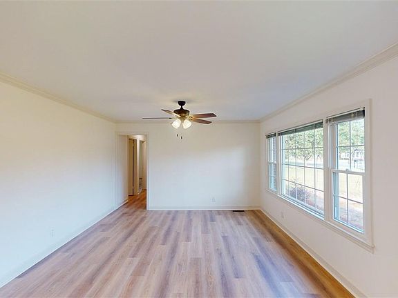 3rd image of 1620 Baywood Cir