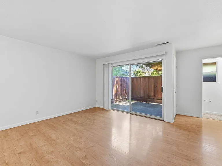 5576 Magnolia Ter — Photo 3