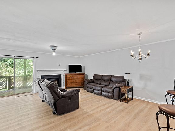 4th image of 305 Broad Leaf Cir