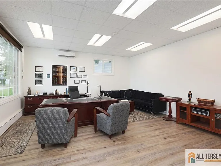 215 Washington Rd — Photo 16