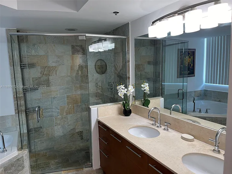 2681 N Flamingo Rd — Photo 7