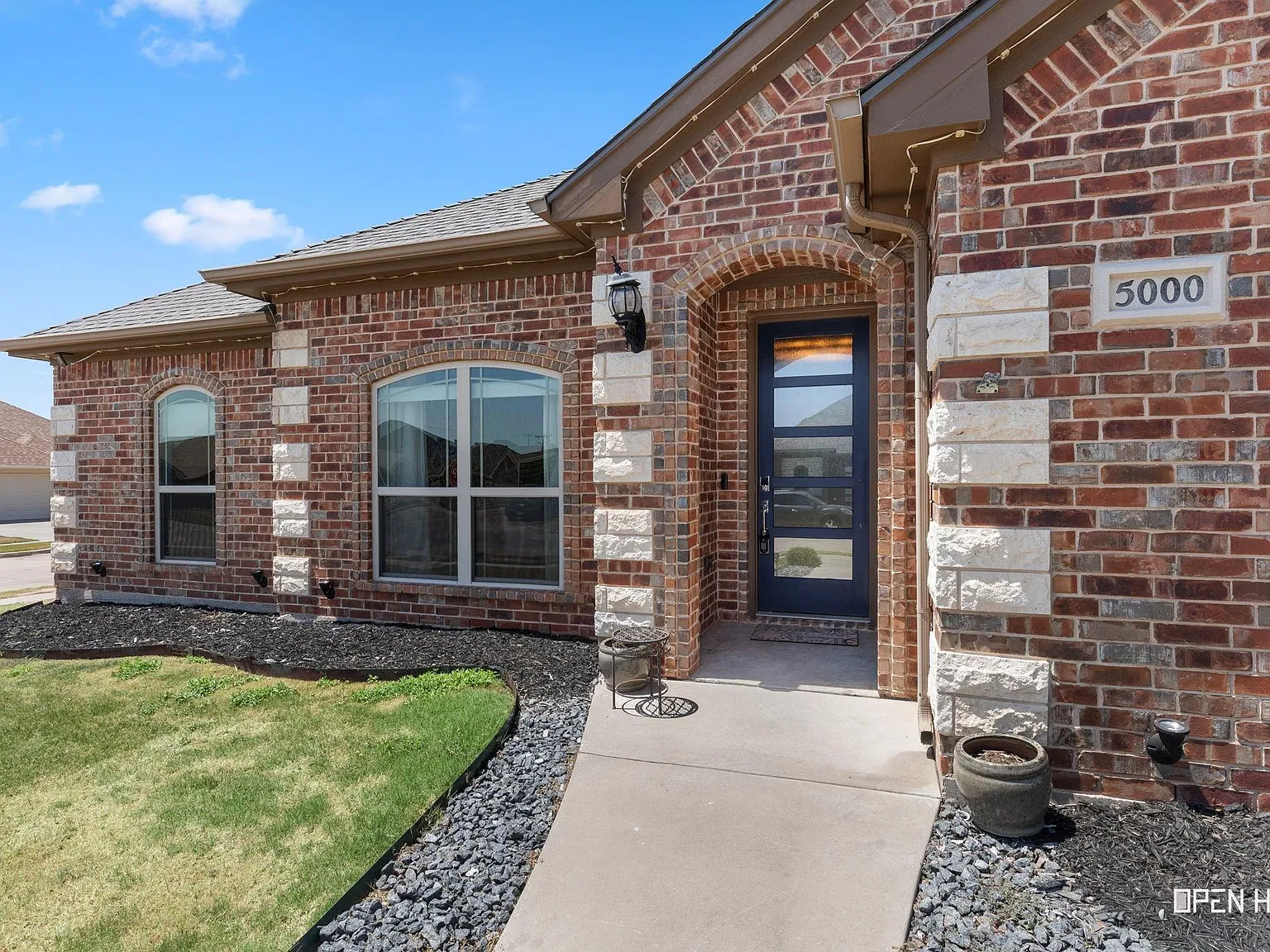 4 bed, 3.0 bath, 2492 sqft, $4,000 — Photo 3