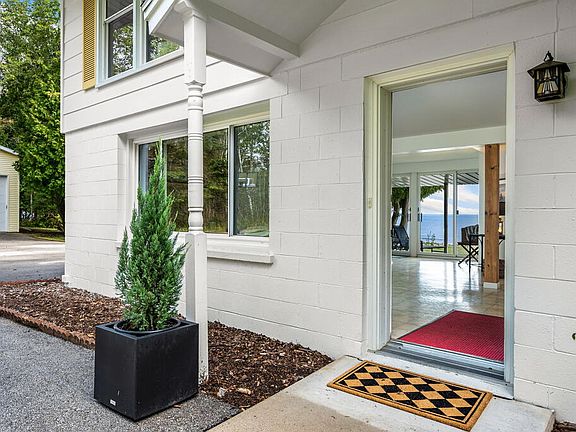 5th image of 3070 Lake Forest Park Rd