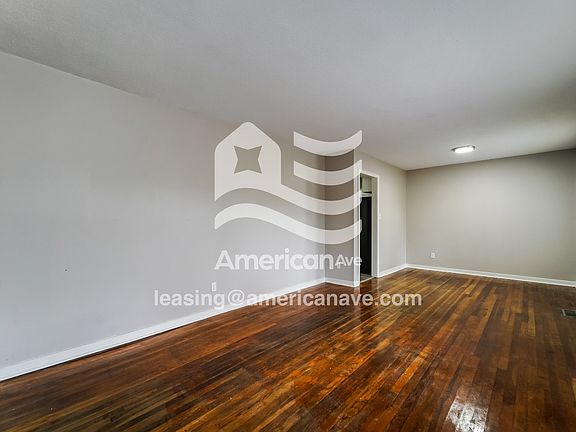 1376242_003_wm_-_living_room_13524796.jpg