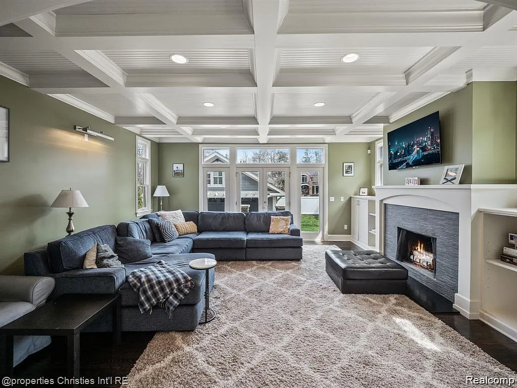 5 bed, 4.5 bath, 5338 sqft, $8,500 — Photo 1