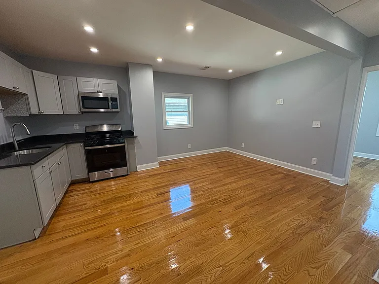 1224 Monroe Ave — Photo 2