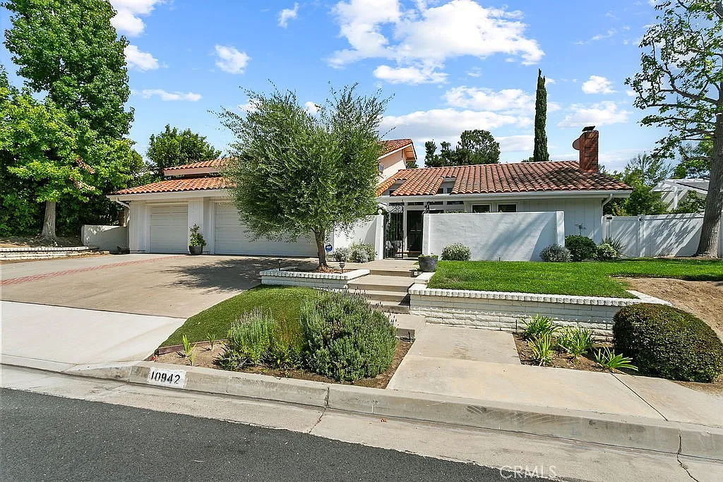 5 bed, 3386 sqft, $6,500 — Photo 1