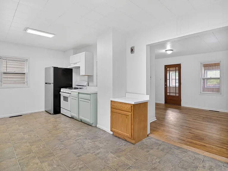 723 W Court St — Photo 5