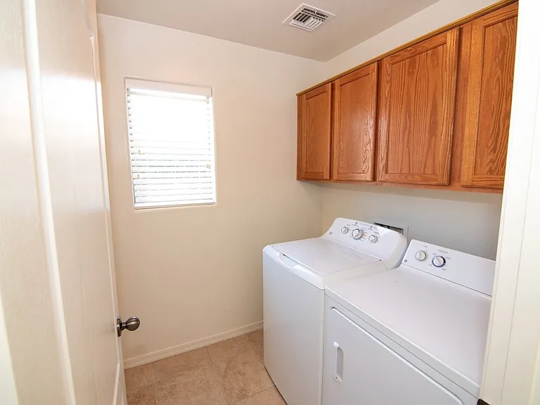 915 W Desert Hills Dr — Photo 4