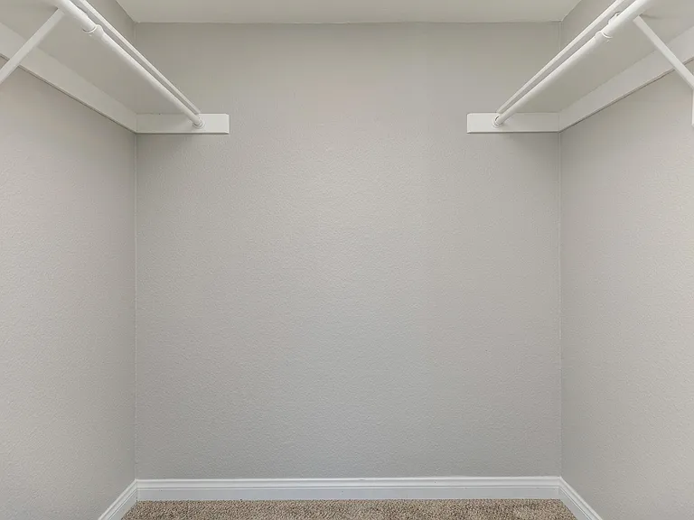 LARGE CALIFORNIA WALK-IN CLOSETS