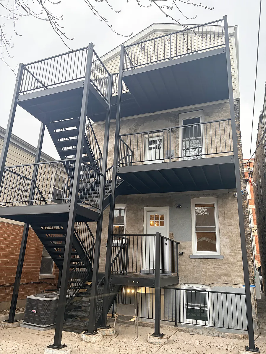 Building Photo - 2719 W Augusta Blvd #1
