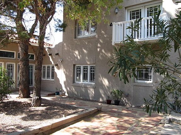 3rd image of 1219 Stockwell Ln
