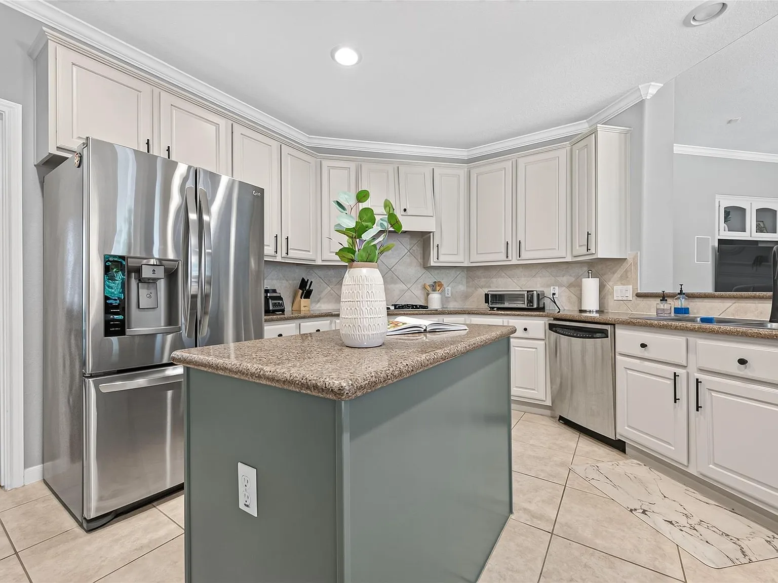 5 bed, 3.5 bath, 3641 sqft, $5,600 — Photo 4