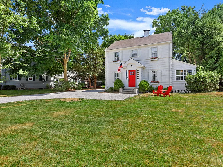 61 Hillandale Rd — Photo 2