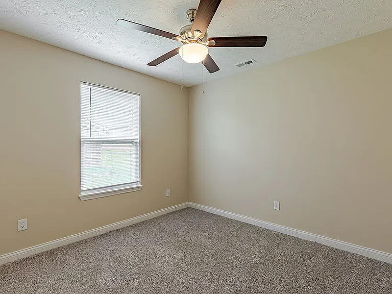 305 Breckinridge Cir — Photo 33