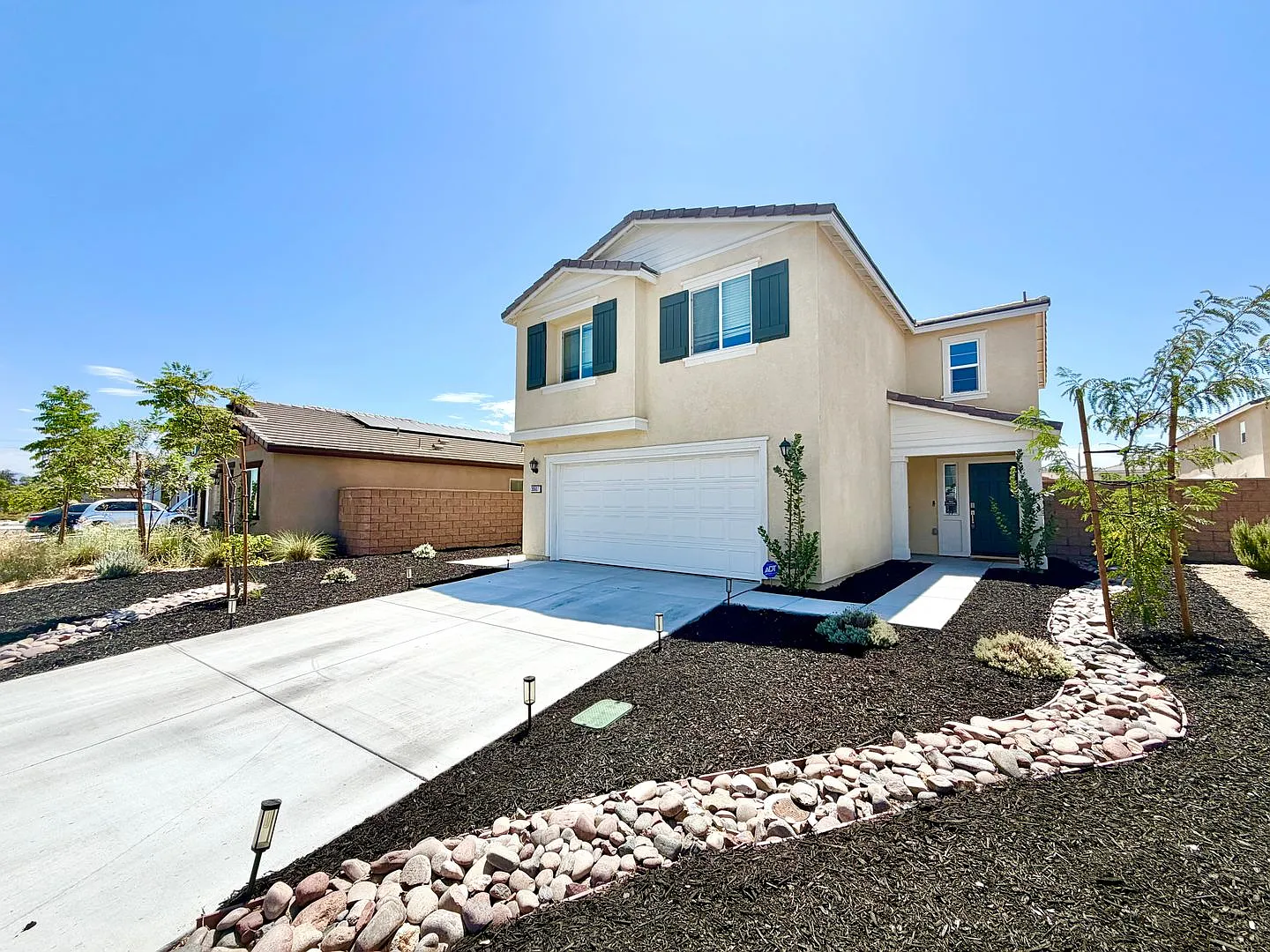 Spacious Pradera Pointe 4 Bedroom 3 Bathroom Home With Included Solar & Large Backyard — Photo 3