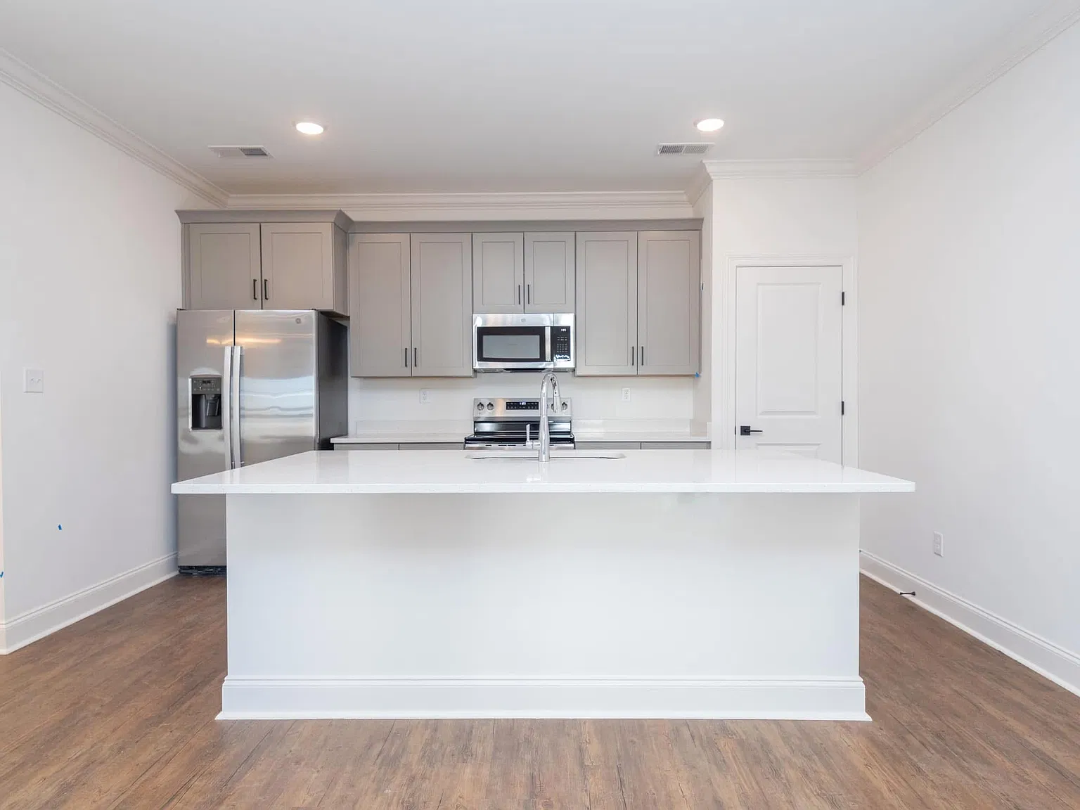 3 bed, 3.5 bath, 1656 sqft, $3,900 — Photo 3