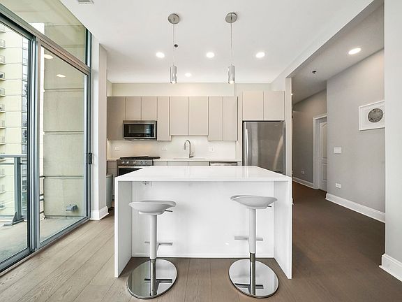 3rd image of 101 W Superior St APT 1004