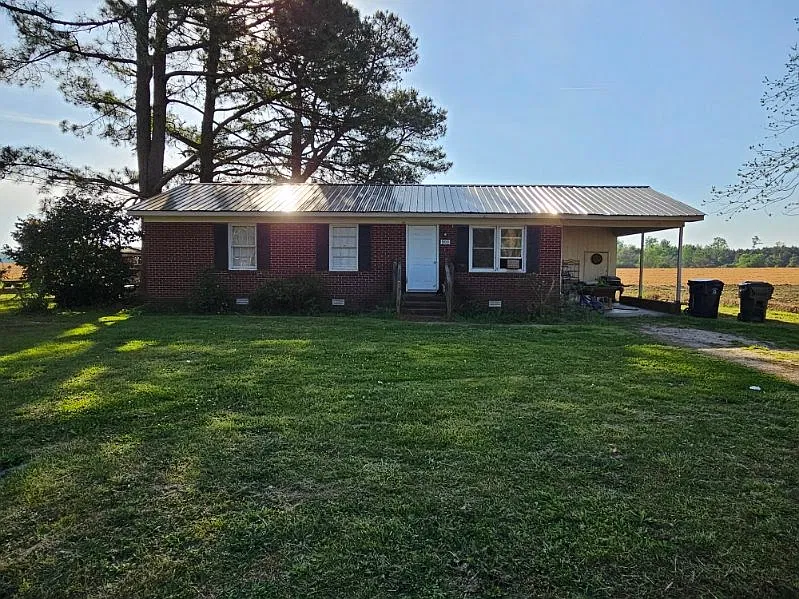3 bed, 1095 sqft, $1,370 — Photo 3