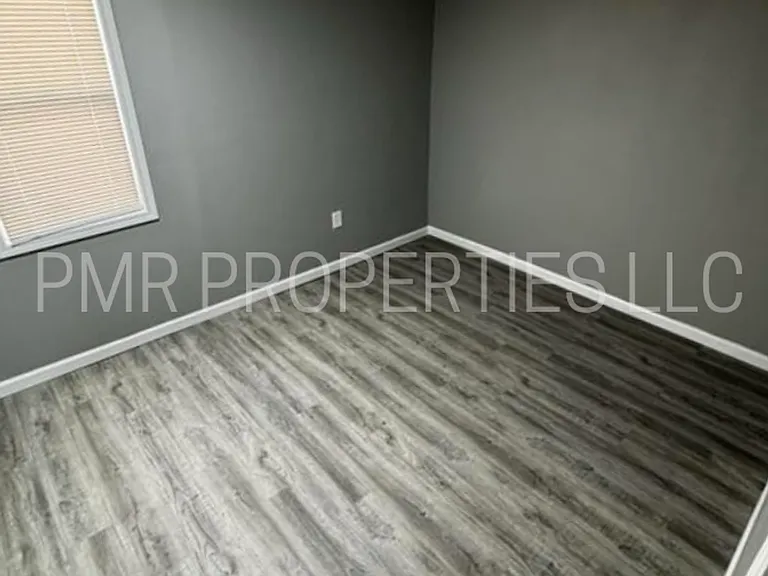 1804 NW Kingsbury Ave — Photo 8