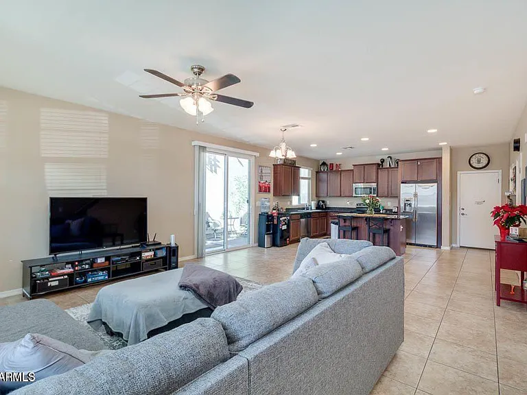 4050 E Oakland St — Photo 3