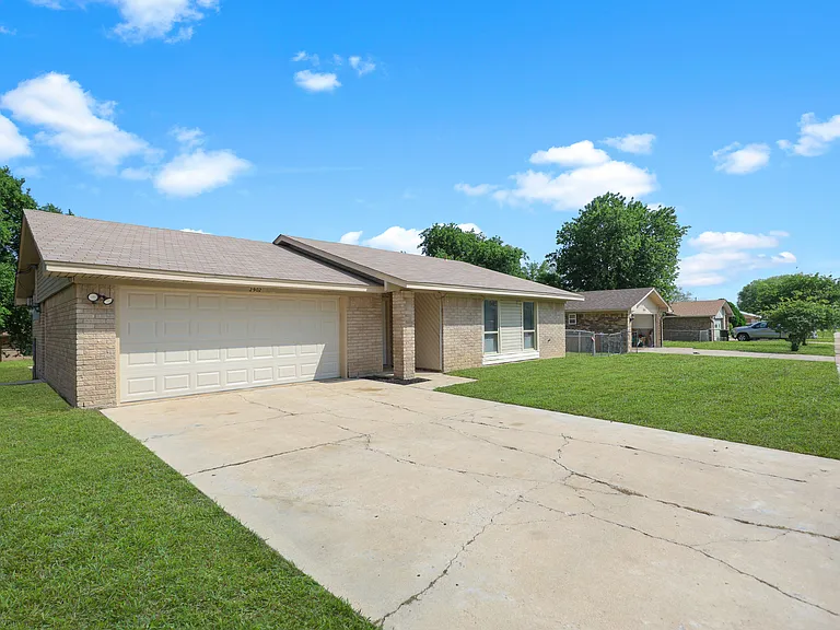 2902 Lawndale St — Photo 3