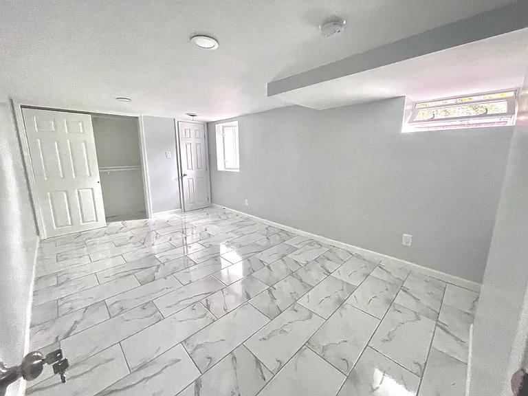 305 W 23rd St — Photo 15