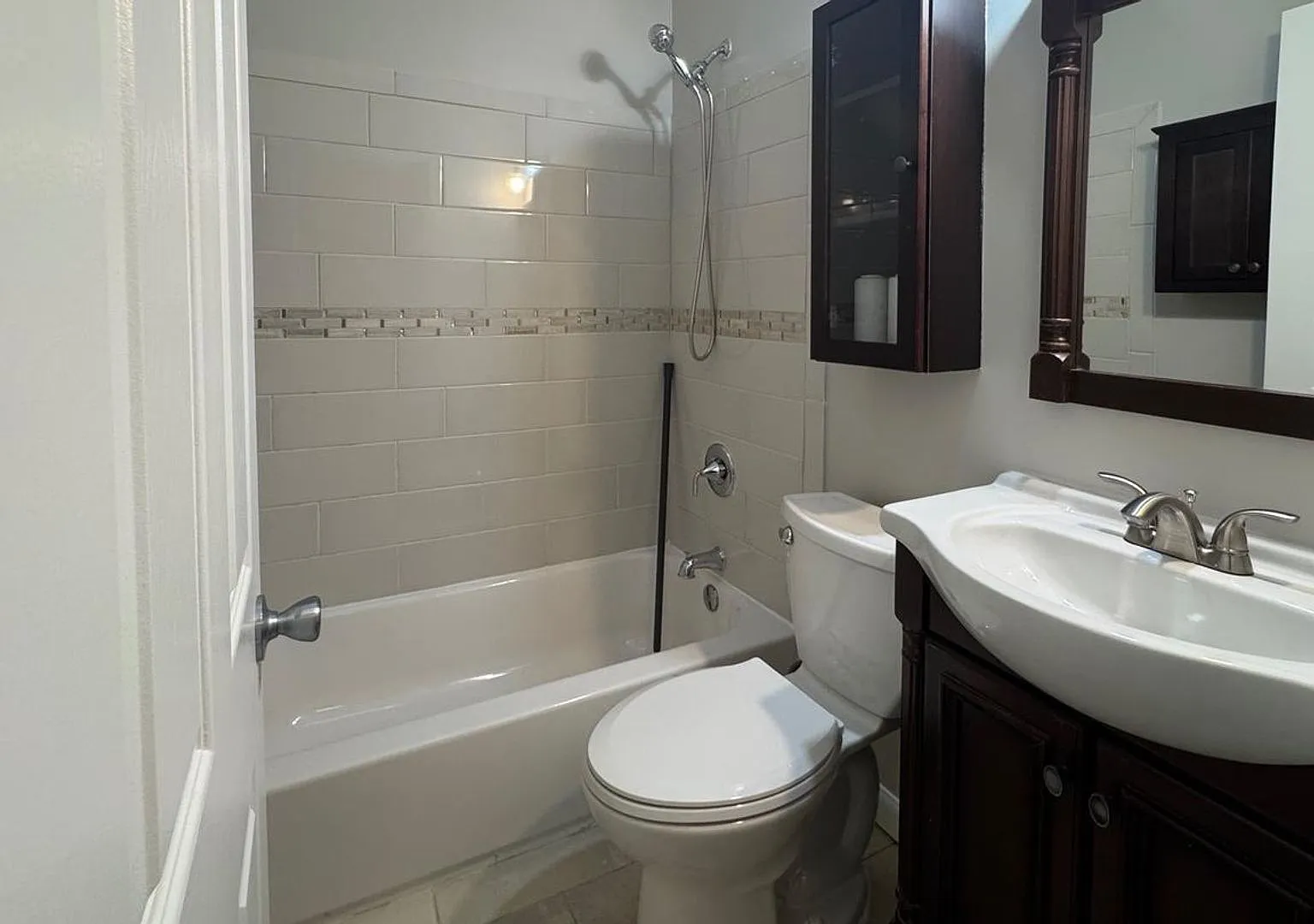 Move-in Ready 3BR/2BA Row Home — Photo 4