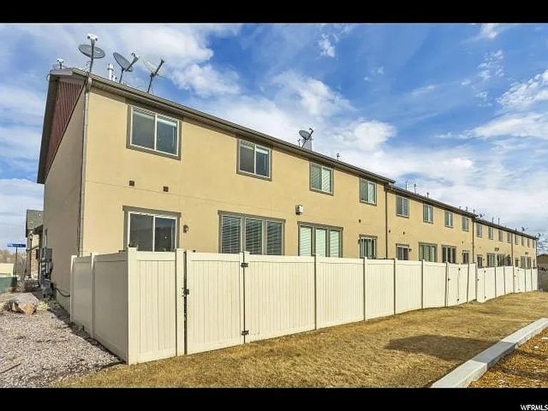 229 E Bridgewater Ln — Photo 9